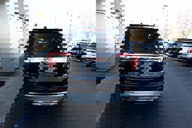 Used 2021 GMC Acadia SLT w/ Preferred Package image 3