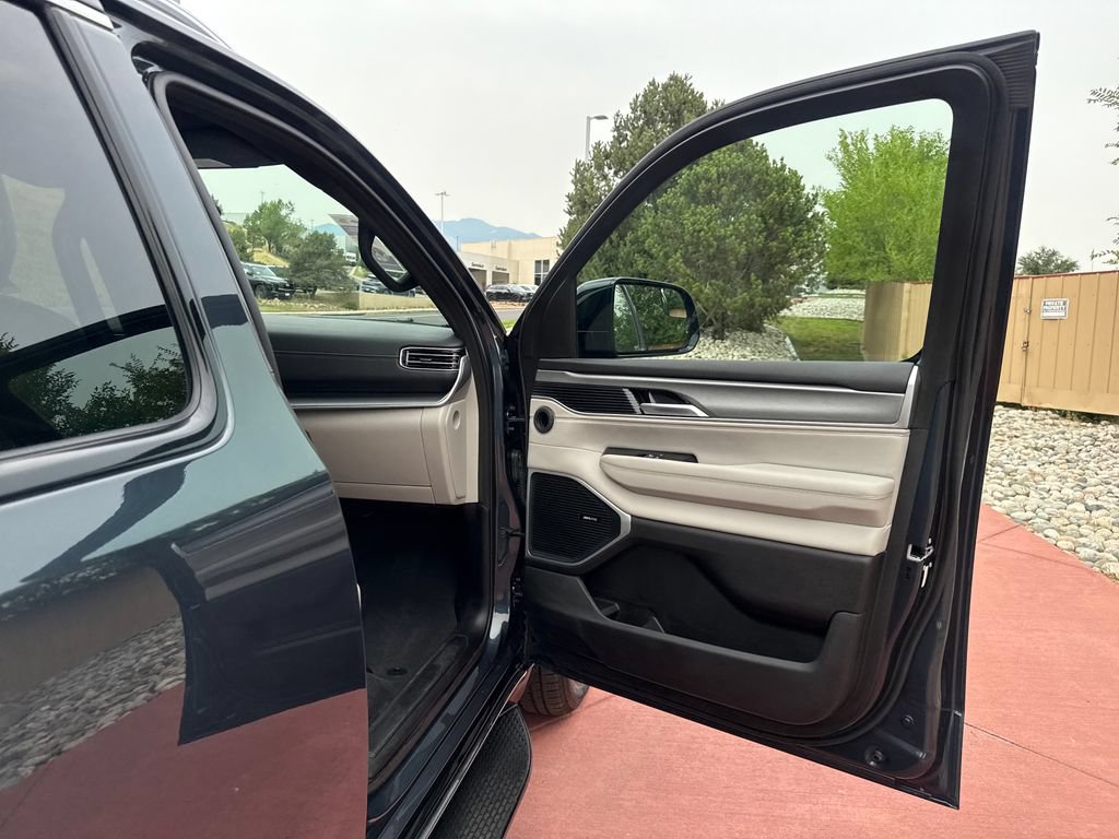 Used 2025 Jeep Wagoneer L Series II AWD/4WD image 30