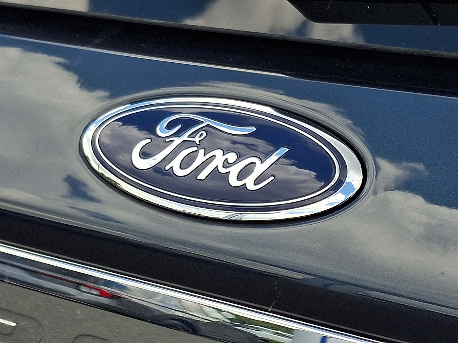 Certified 2024 Ford Explorer XLT w/ Equipment Group 202A AWD/4WD image 31