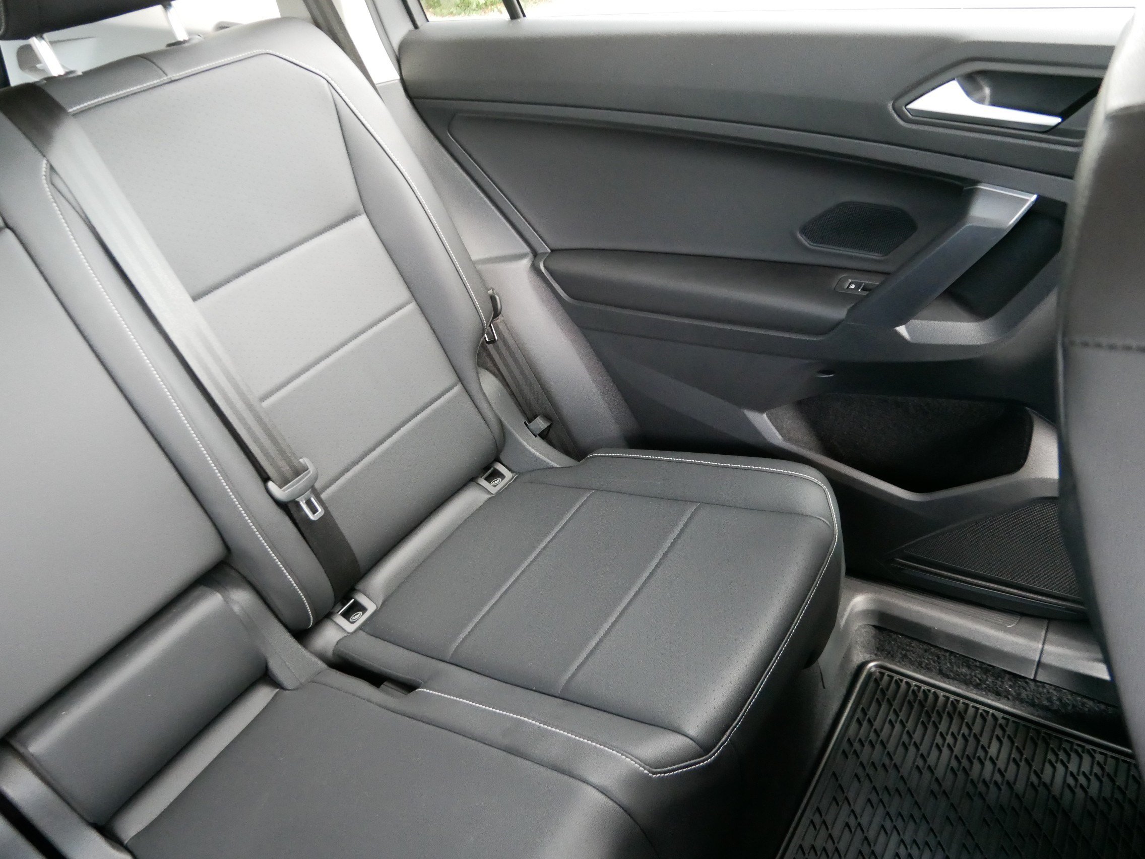 Used 2021 Volkswagen Tiguan SE AWD/4WD image 14