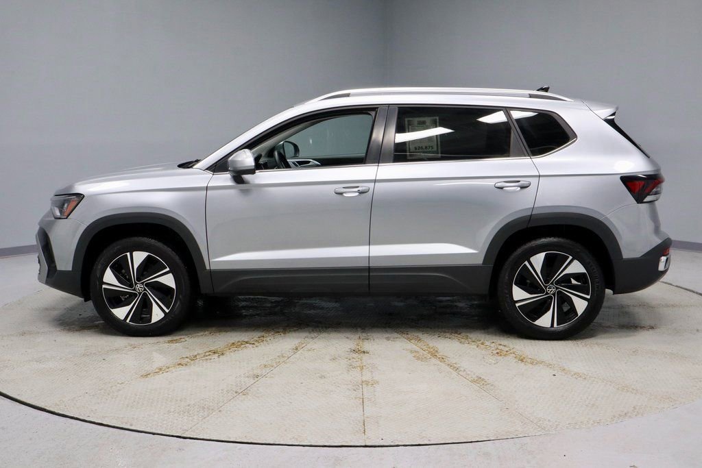 Used 2025 Volkswagen Taos SE image 2
