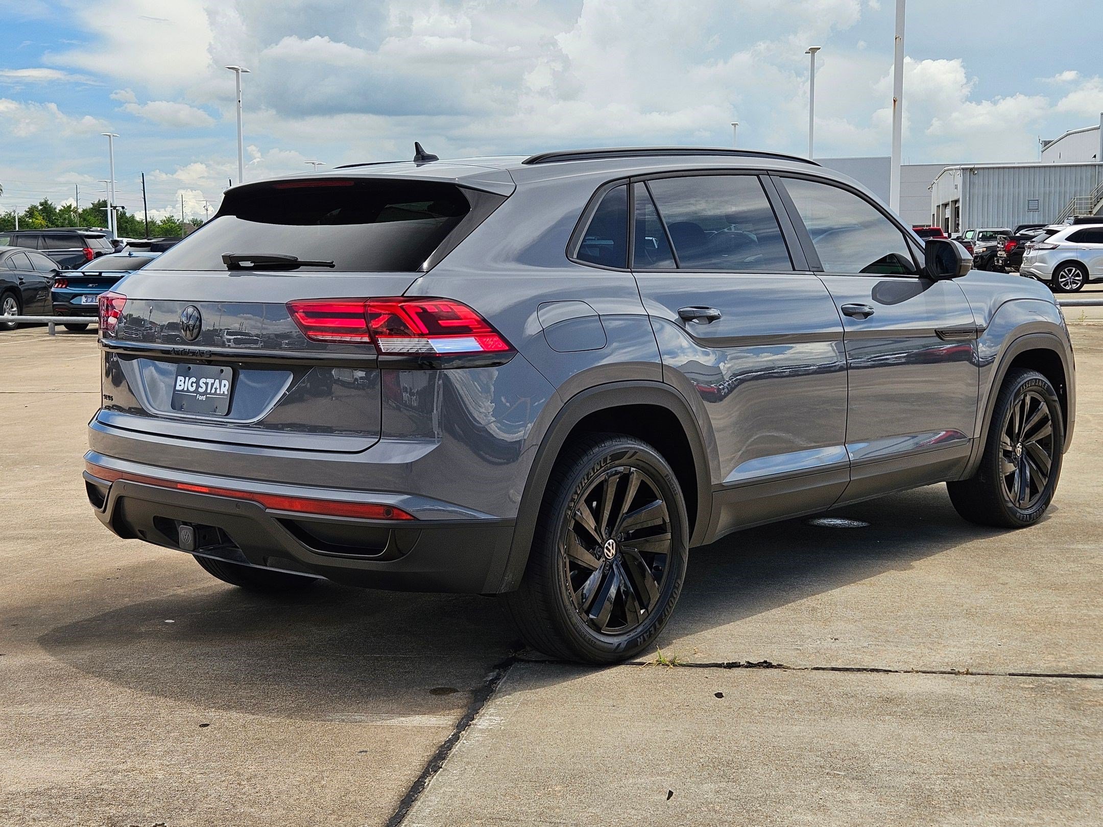 Used 2022 Volkswagen Atlas Cross Sport SE FWD image 3