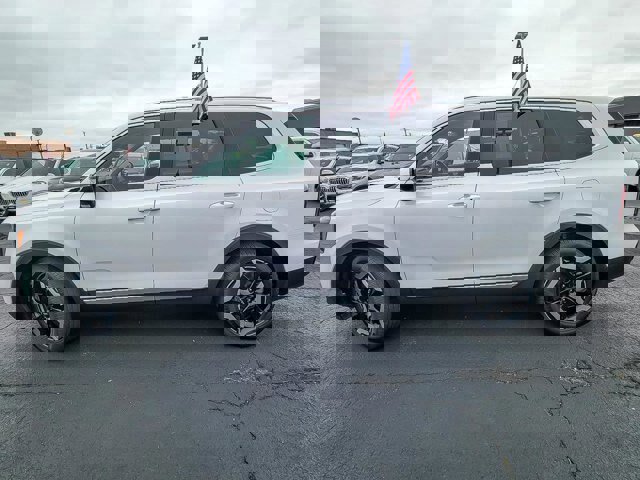 Used 2024 Kia Telluride EX w/ EX Captain's Chair Package image 3
