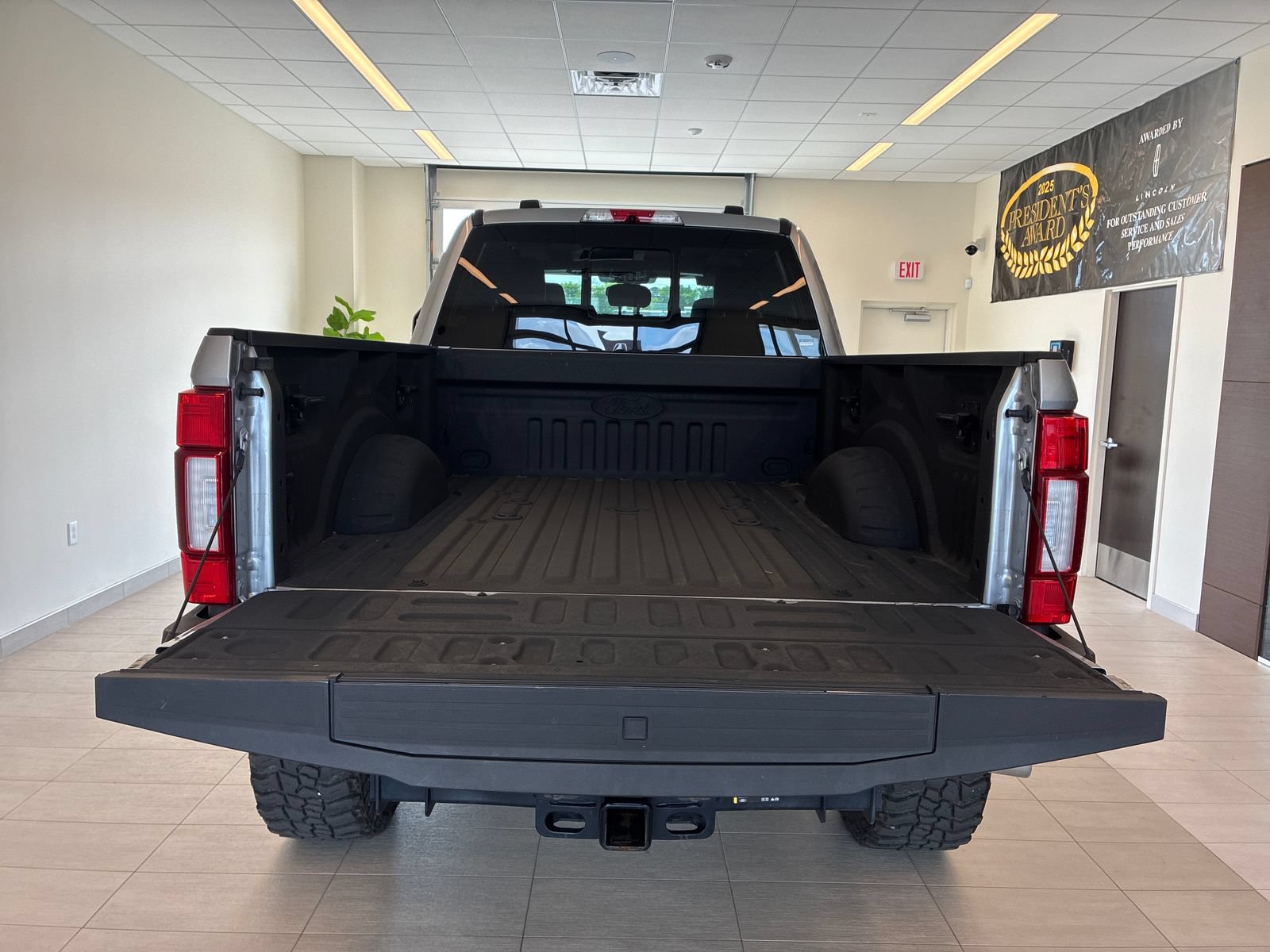 Certified 2022 Ford F250 Lariat w/ Black Appearance Package AWD/4WD image 6