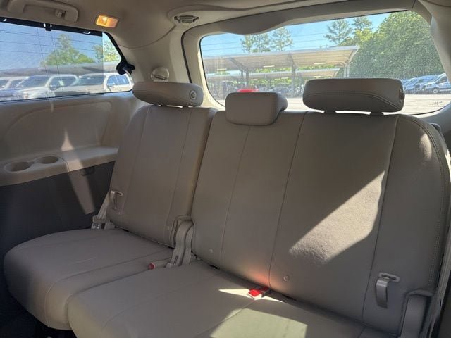 Used 2020 Toyota Sienna XLE Premium FWD image 12