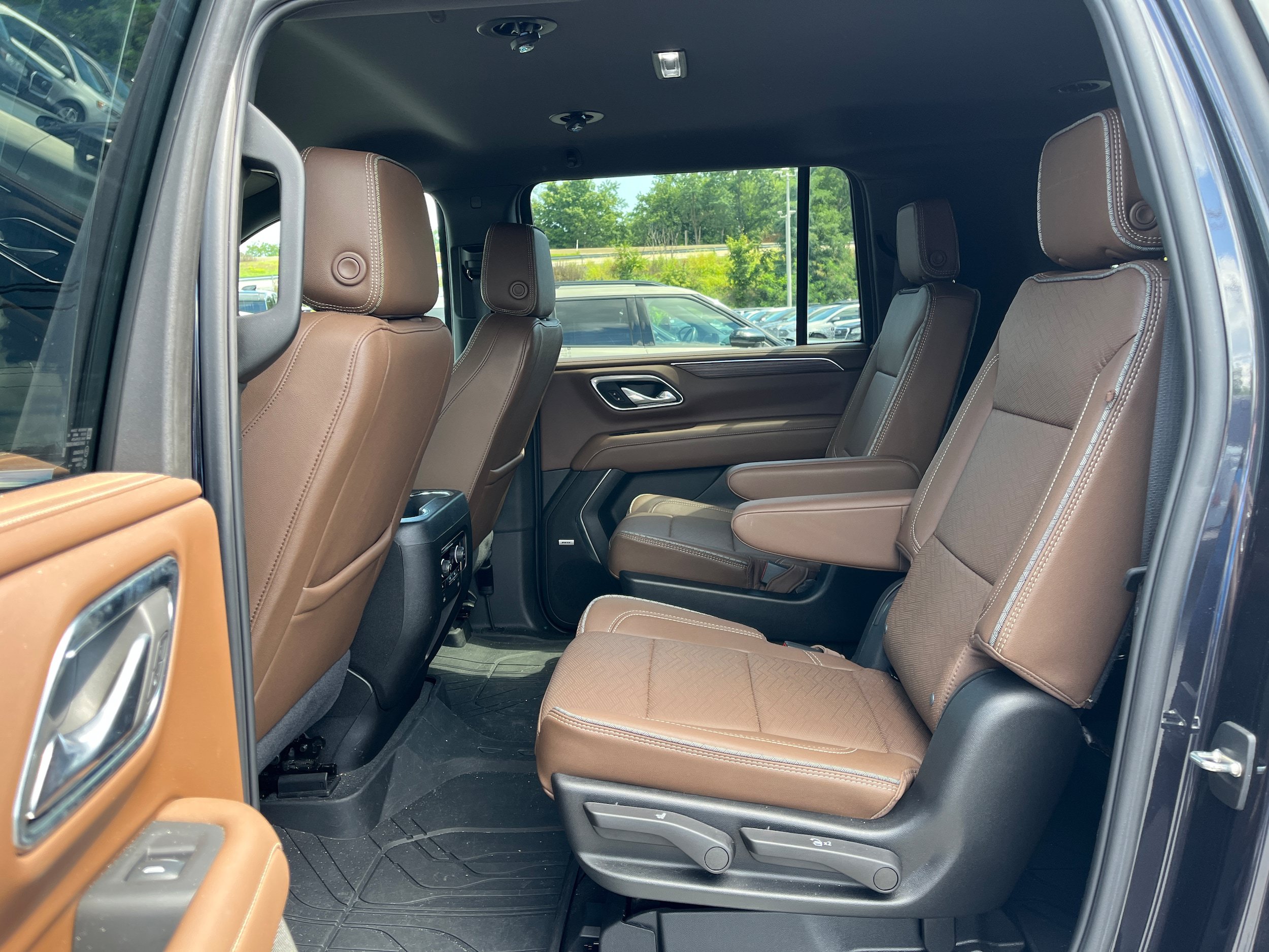 Used 2024 Chevrolet Suburban High Country AWD/4WD image 10