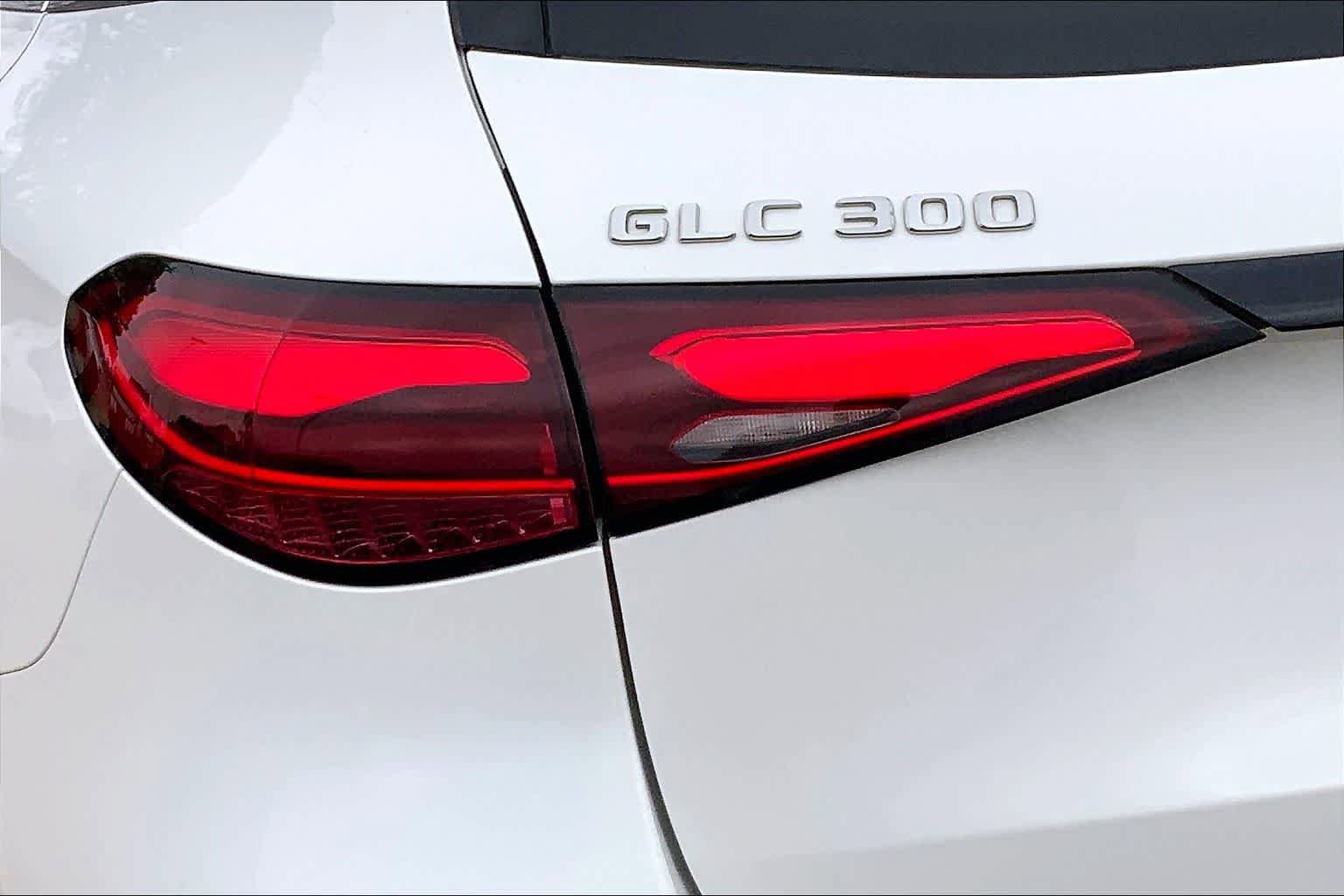 Used 2025 Mercedes-Benz GLC 300 4MATIC image 29