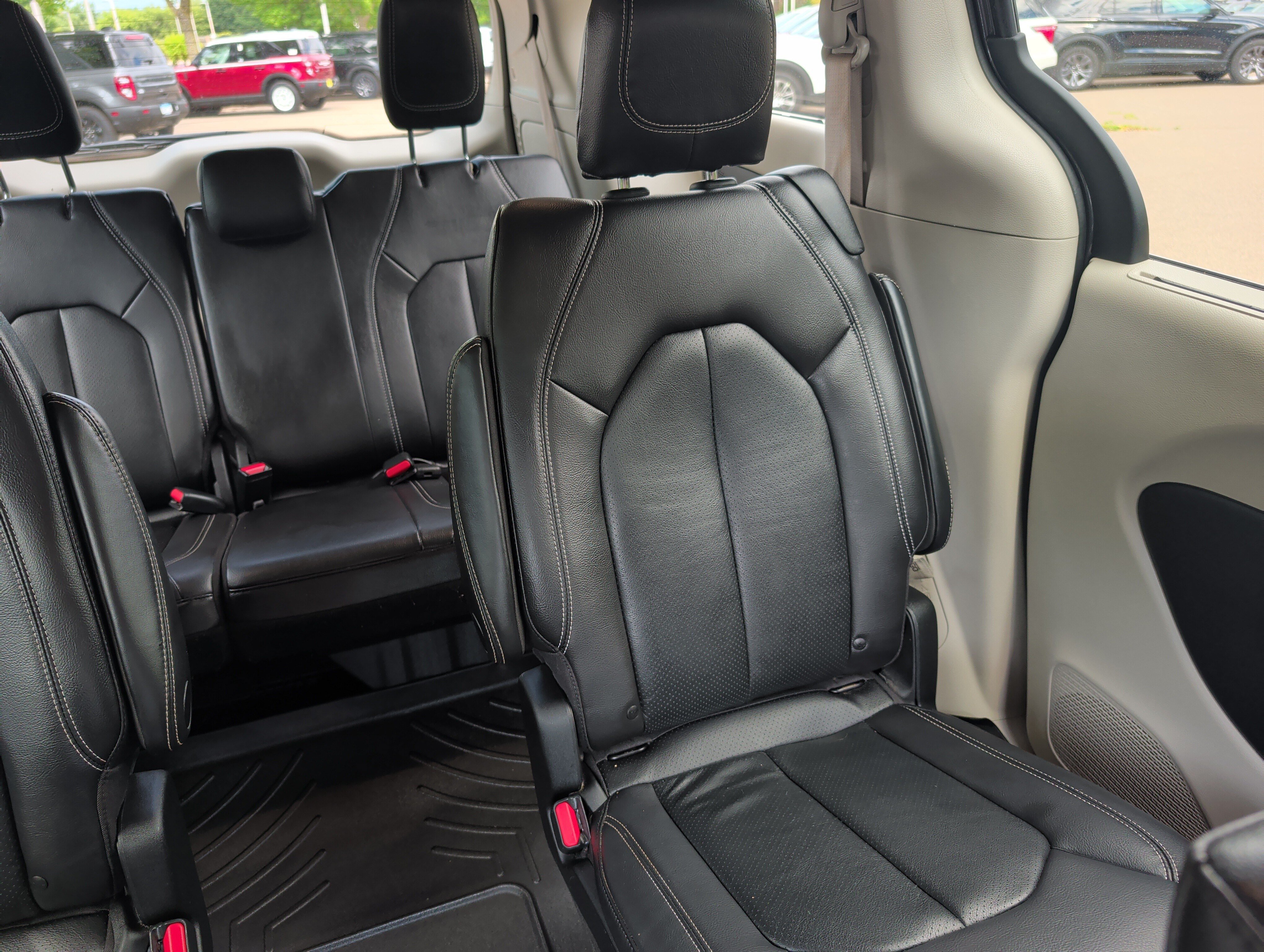 Used 2022 Chrysler Pacifica Touring-L w/ Uconnect Theater Family Group AWD/4WD image 14