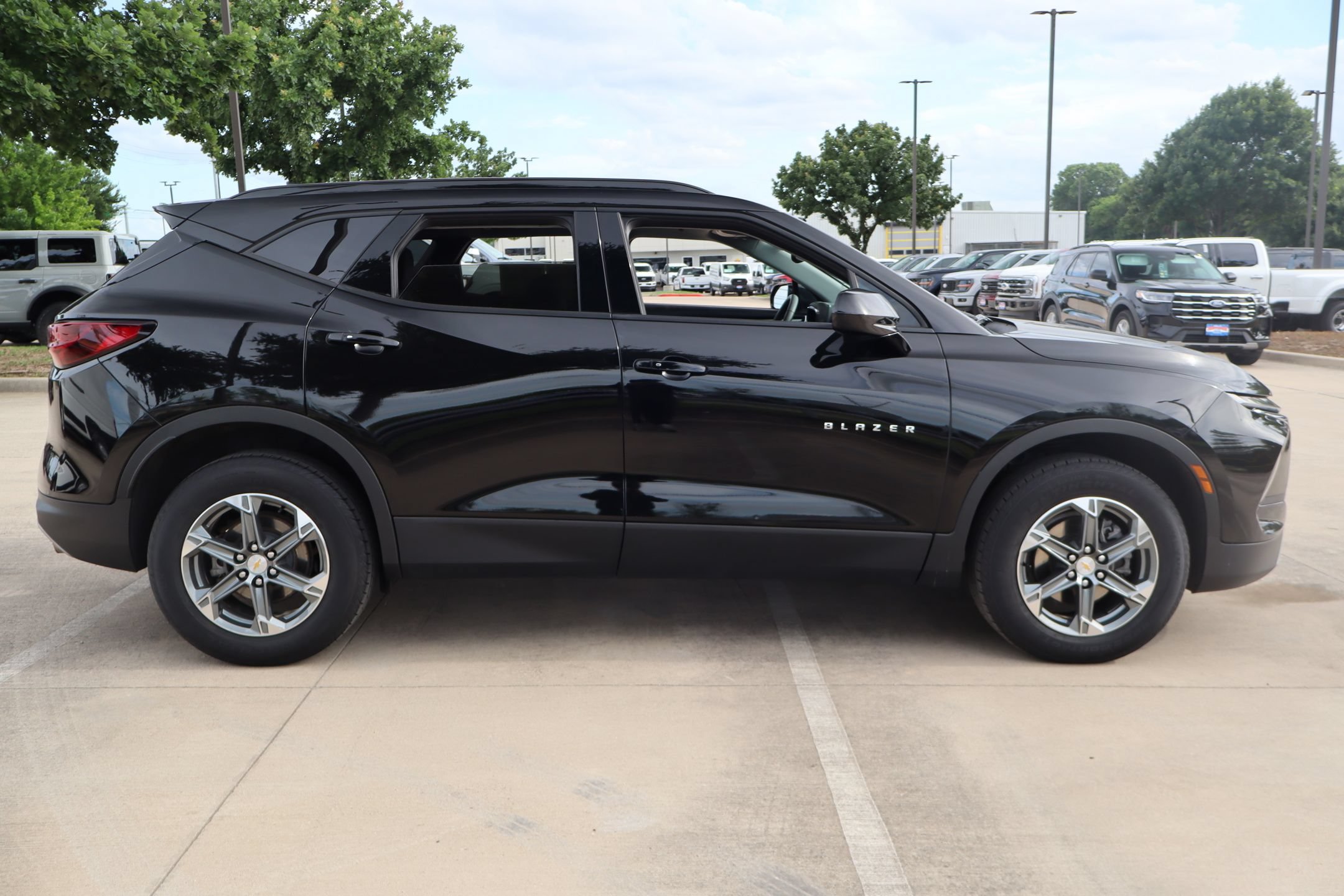 Used 2024 Chevrolet Blazer LT w/ Convenience Package FWD image 2