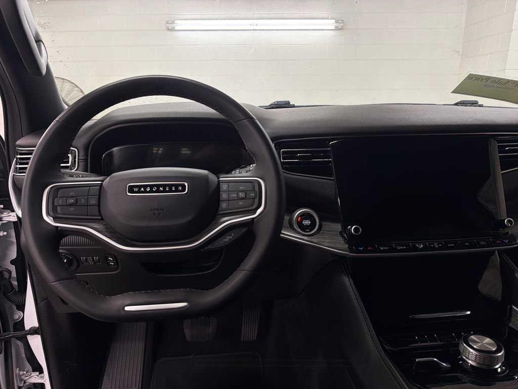 Used 2024 Jeep Wagoneer L Series II w/ Flexible Seating Group AWD/4WD image 9