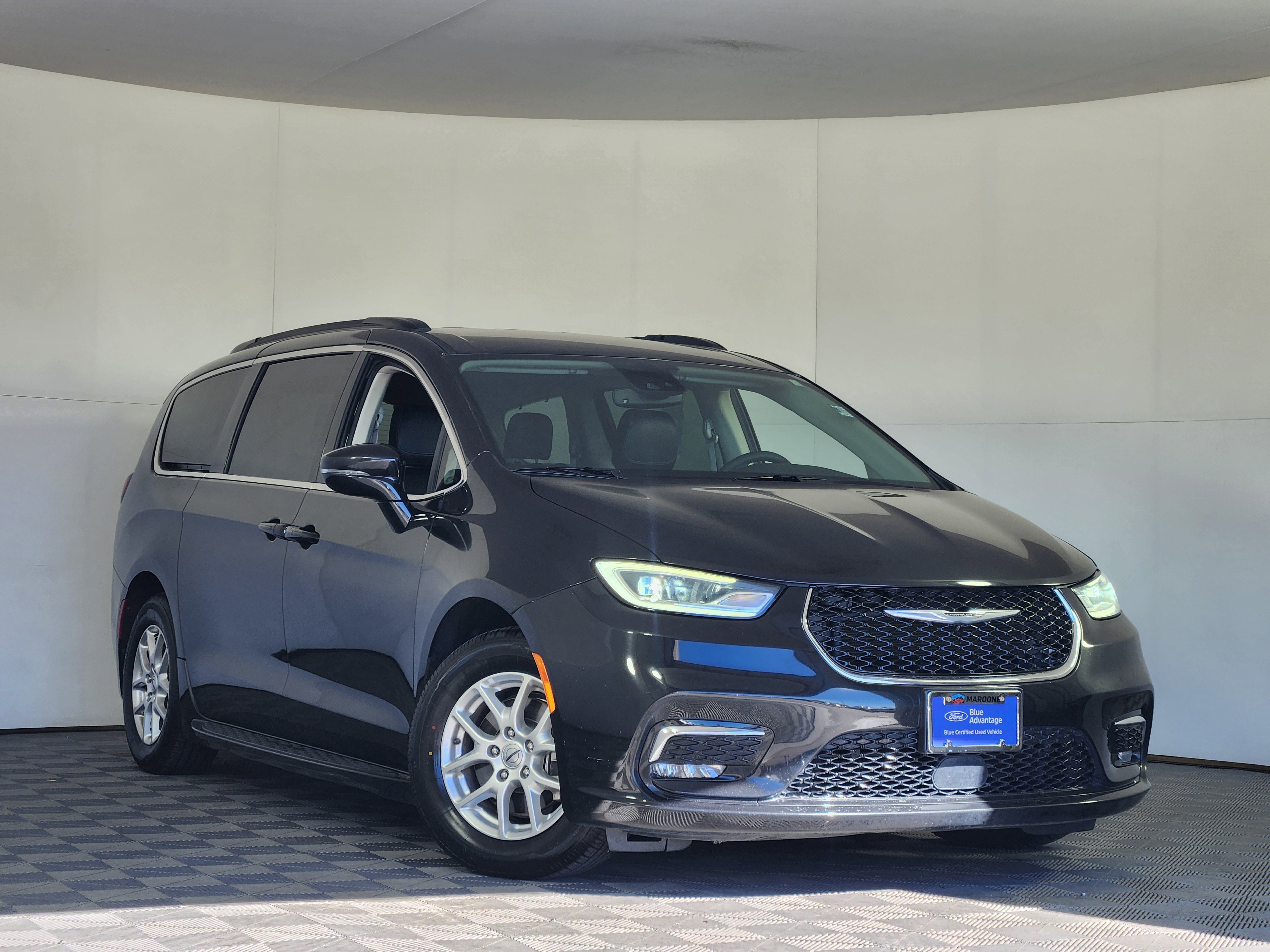 Used 2022 Chrysler Pacifica Touring-L image 1