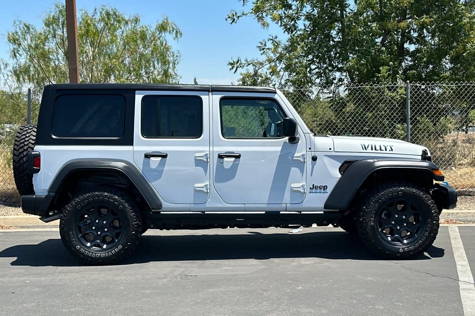 Used 2023 Jeep Wrangler Unlimited w/ 8.4" Radio Group AWD/4WD image 8