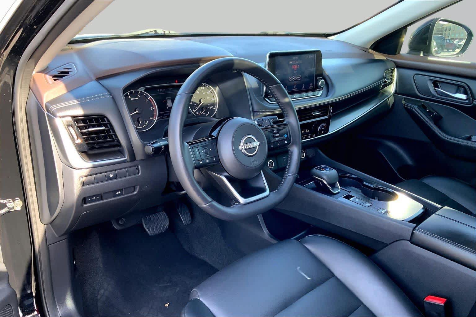 Used 2022 Nissan Rogue SV w/ SV Premium Package FWD image 16