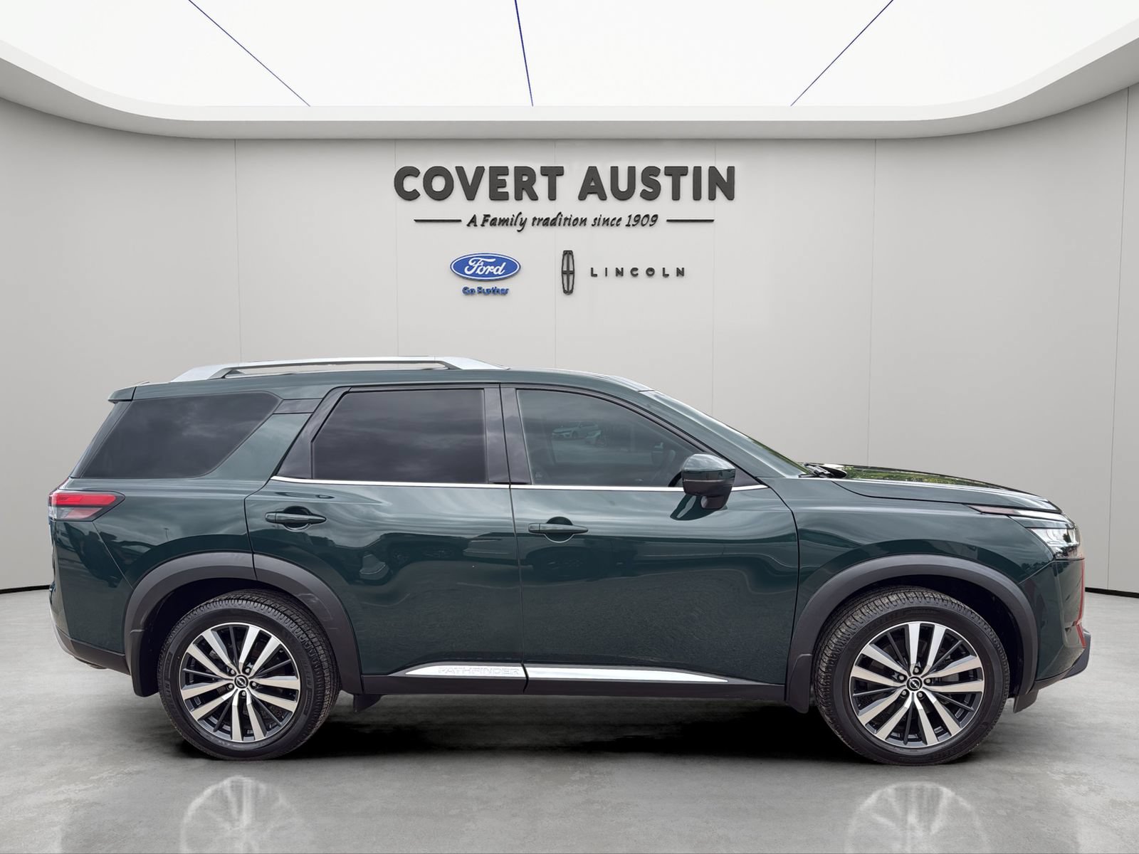 Used 2022 Nissan Pathfinder Platinum w/ Cargo Package AWD/4WD image 6