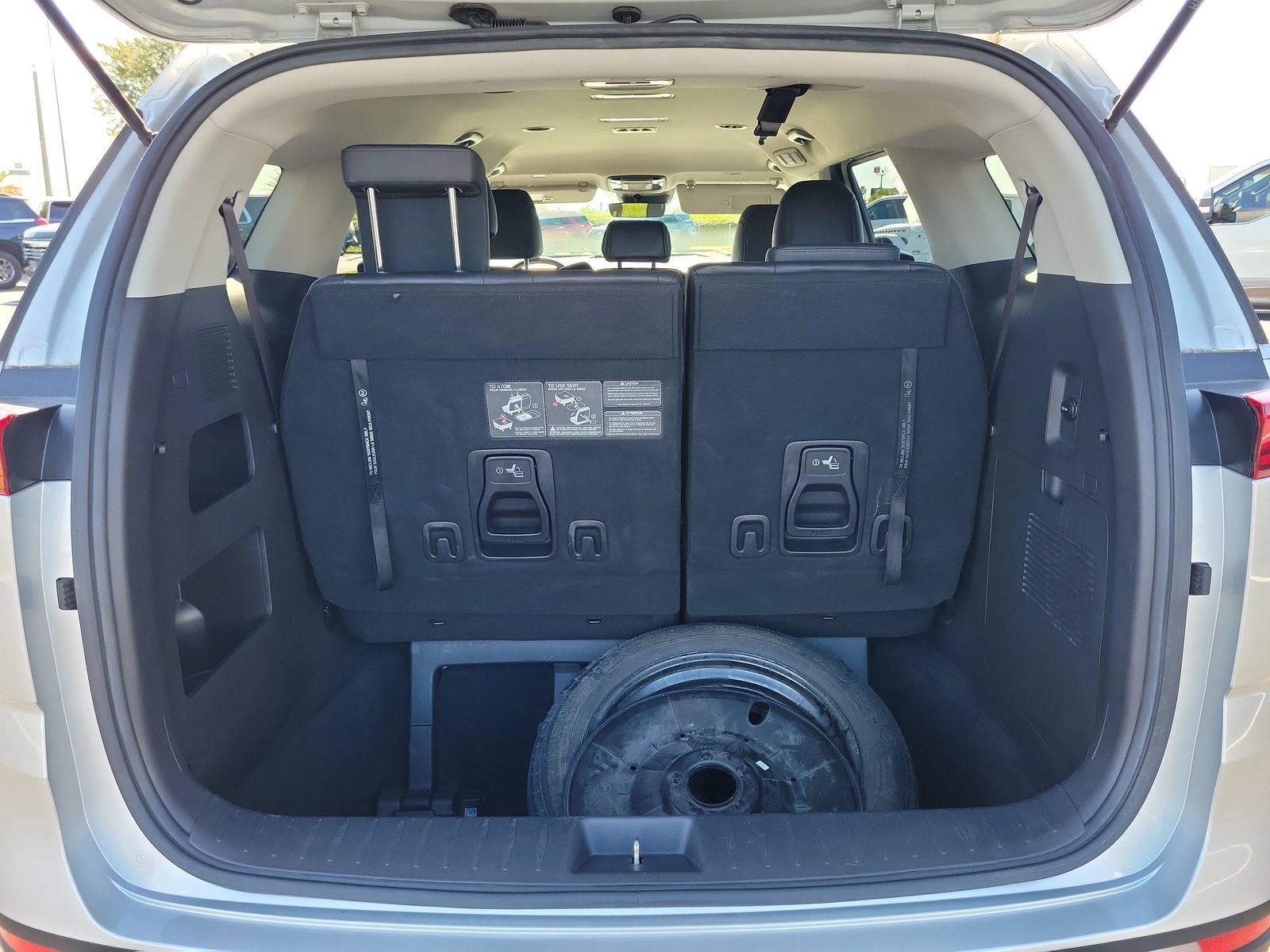 Used 2022 Kia Carnival LX FWD image 7