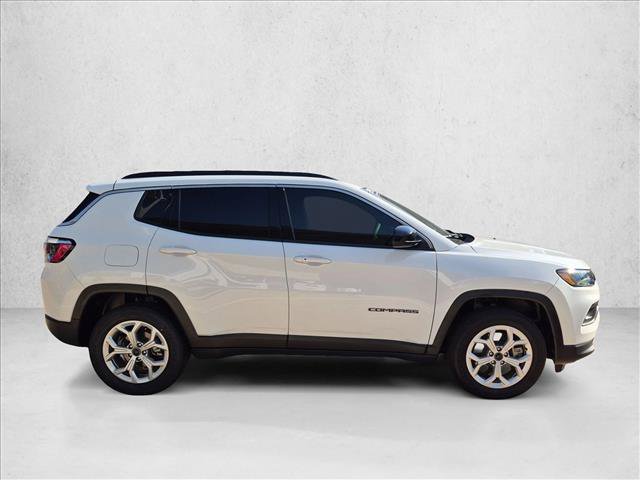 Used 2025 Jeep Compass Latitude AWD/4WD image 4