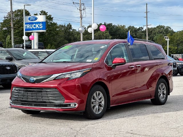Used 2022 Toyota Sienna XLE FWD image 3