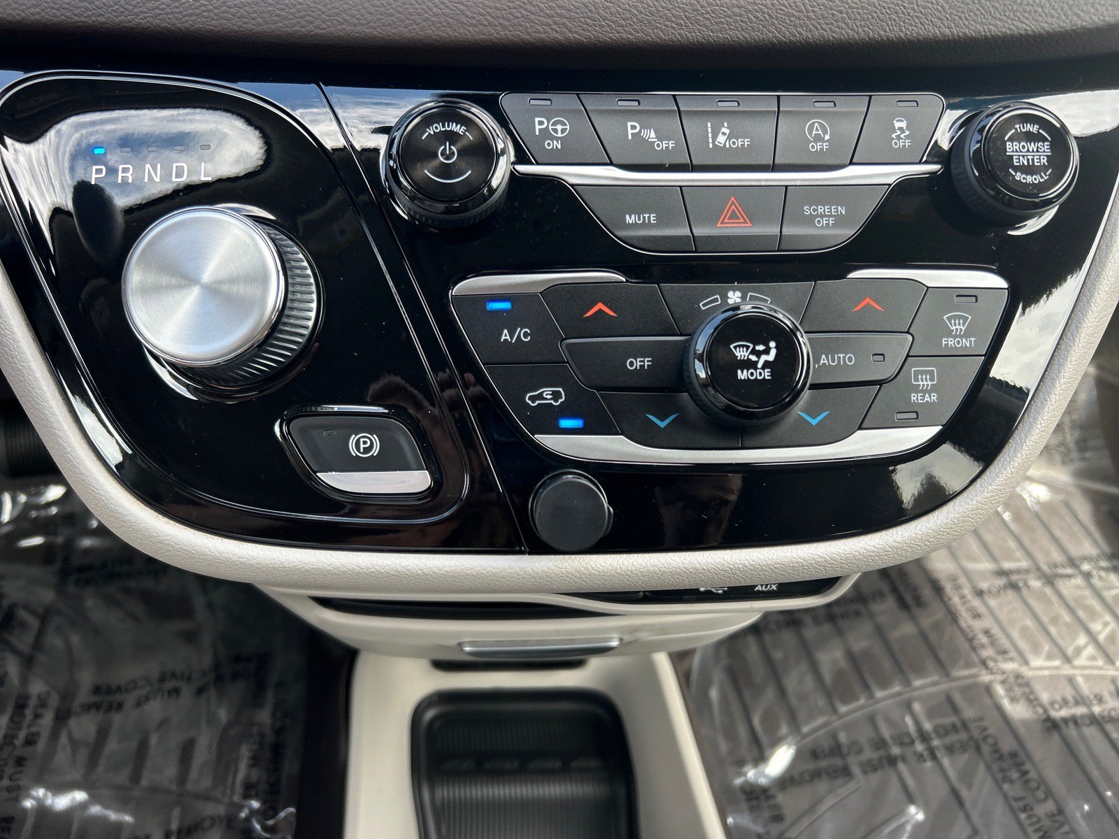 Used 2020 Chrysler Pacifica Touring w/ Advanced Safetytec Group FWD image 30