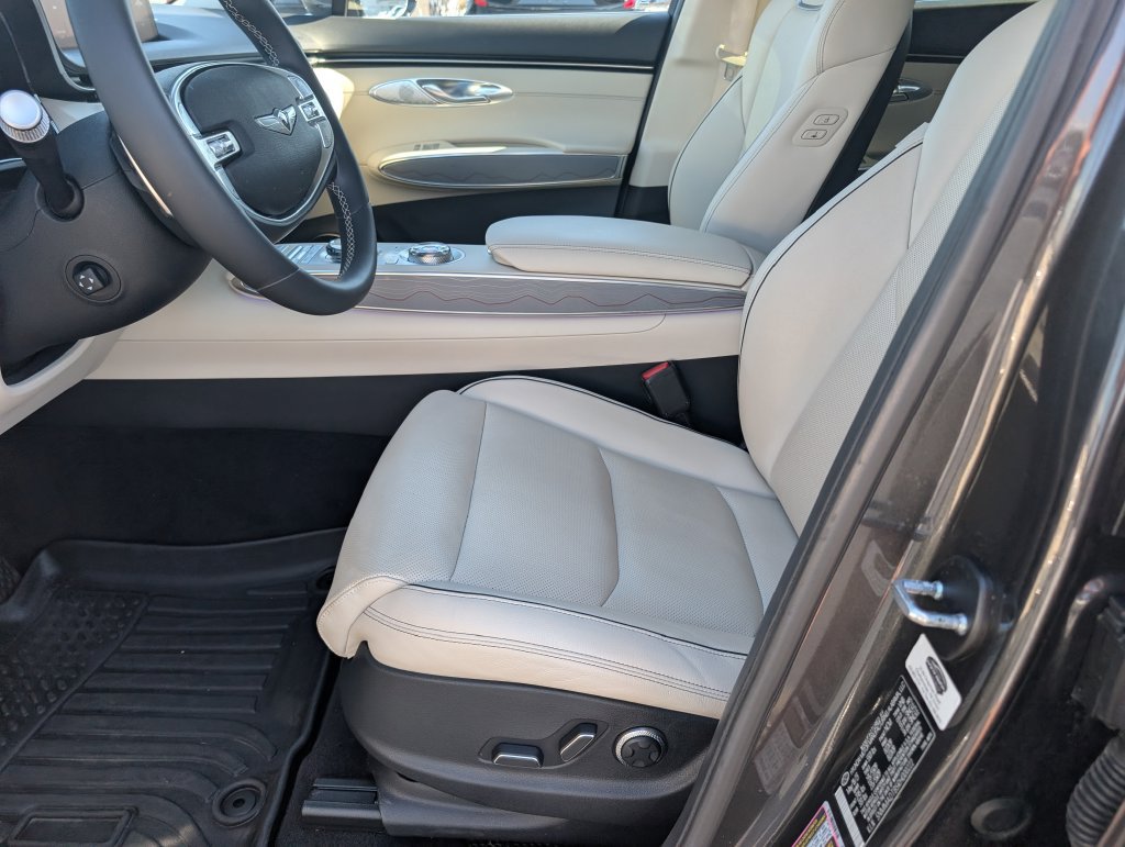 Used 2024 Genesis GV70 2.5T AWD/4WD image 13