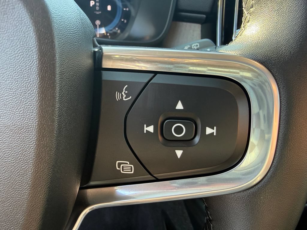 Used 2025 Volvo XC40 B5 Plus AWD/4WD image 22
