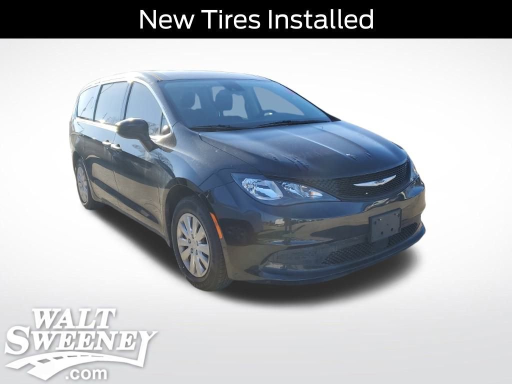 Used 2021 Chrysler Voyager L image 1