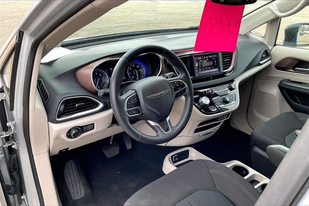 Used 2024 Chrysler Voyager LX image 7