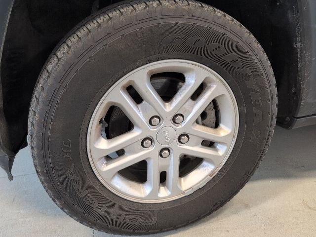 Used 2023 Jeep Grand Cherokee Laredo AWD/4WD image 9