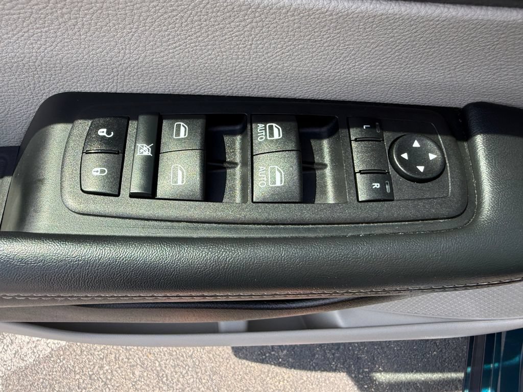 Used 2024 Chrysler Pacifica Touring-L FWD image 15