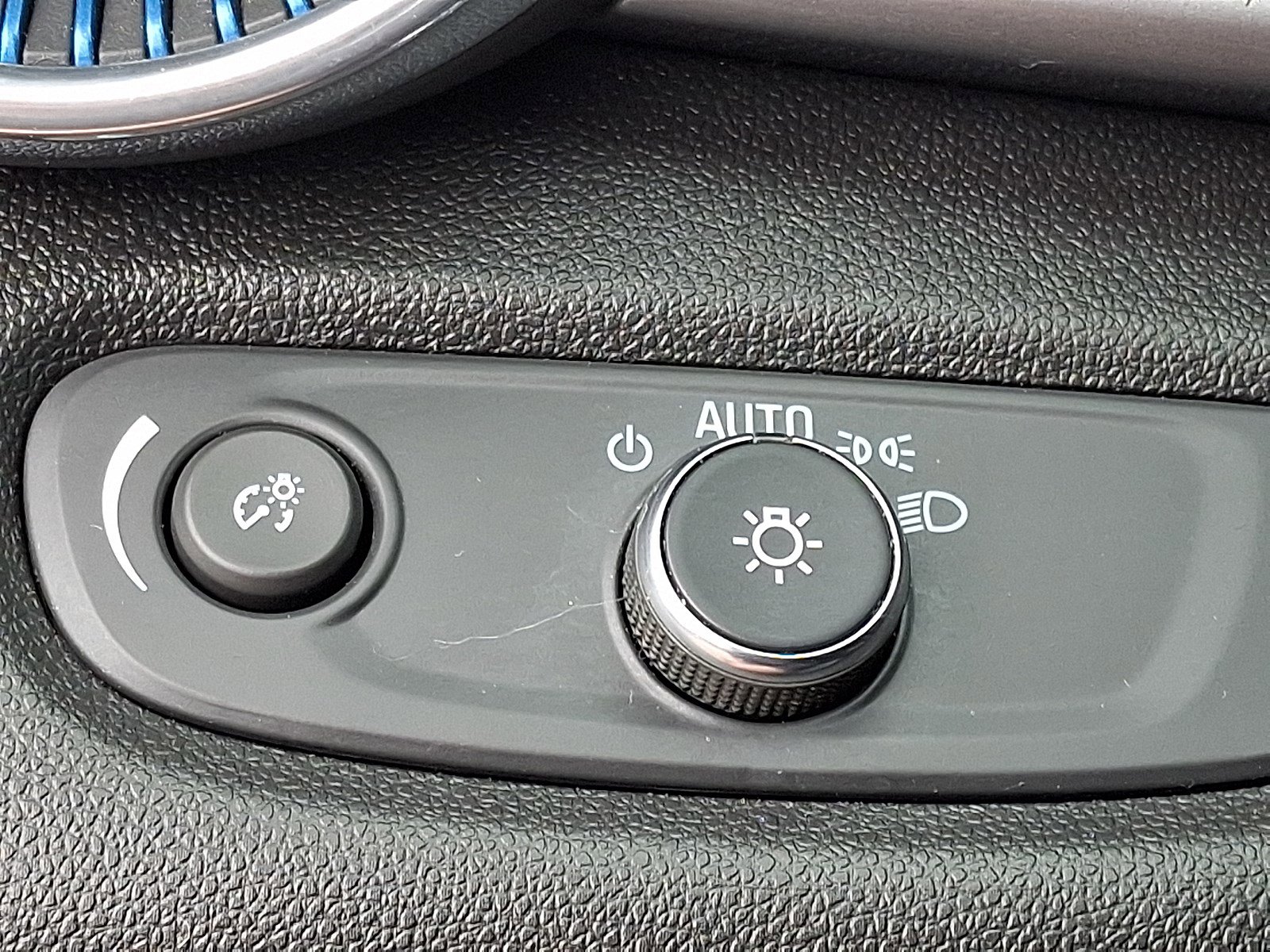 Used 2025 Chevrolet Trax LT image 24