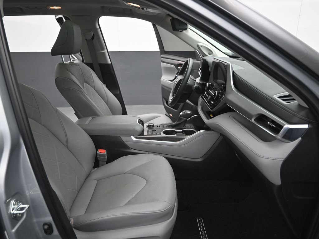 Used 2024 Toyota Highlander Platinum image 14