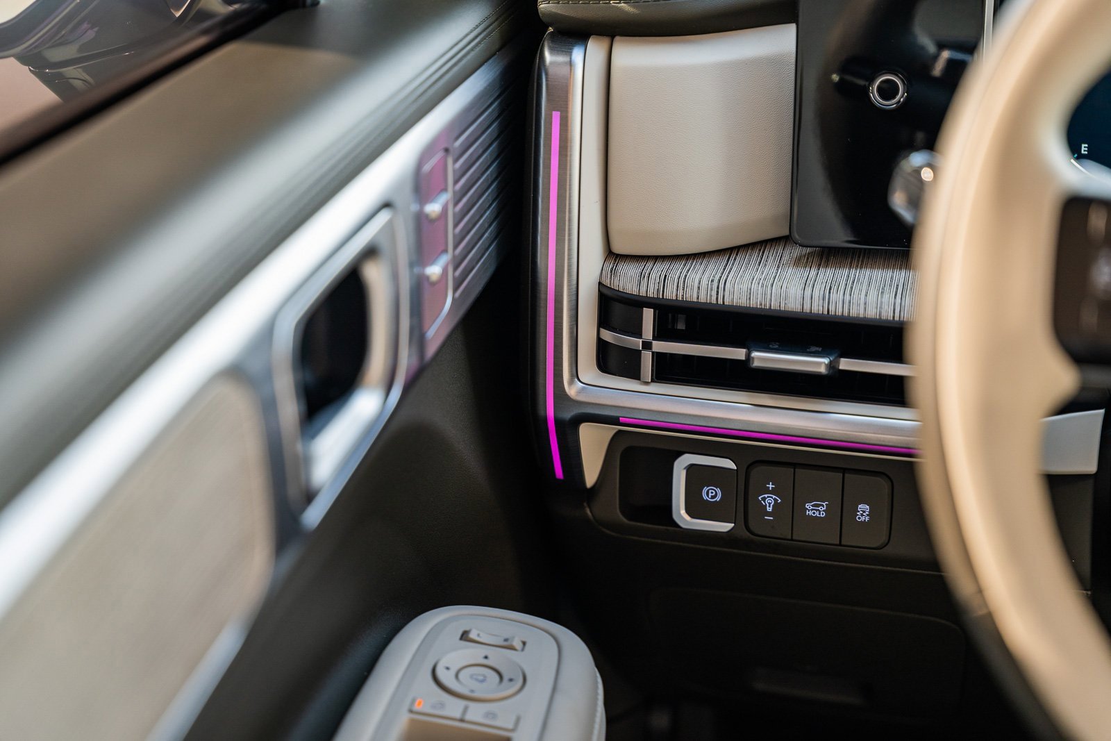 Used 2025 Hyundai Santa Fe Calligraphy w/ Tow & Go Package image 39