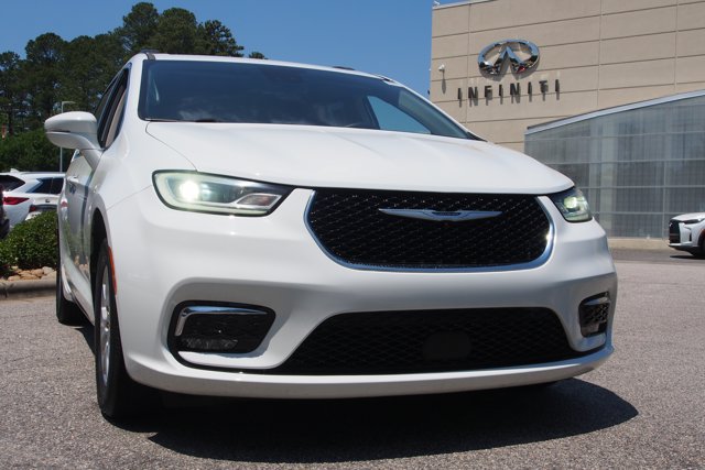 Used 2022 Chrysler Pacifica Touring-L FWD image 2