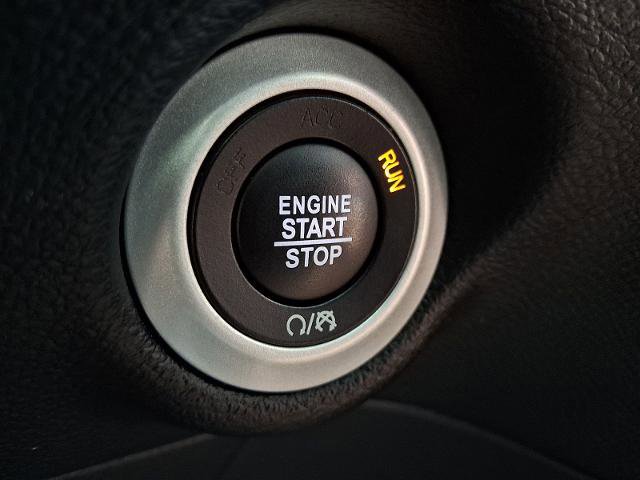 Used 2025 Chrysler Pacifica Select image 23