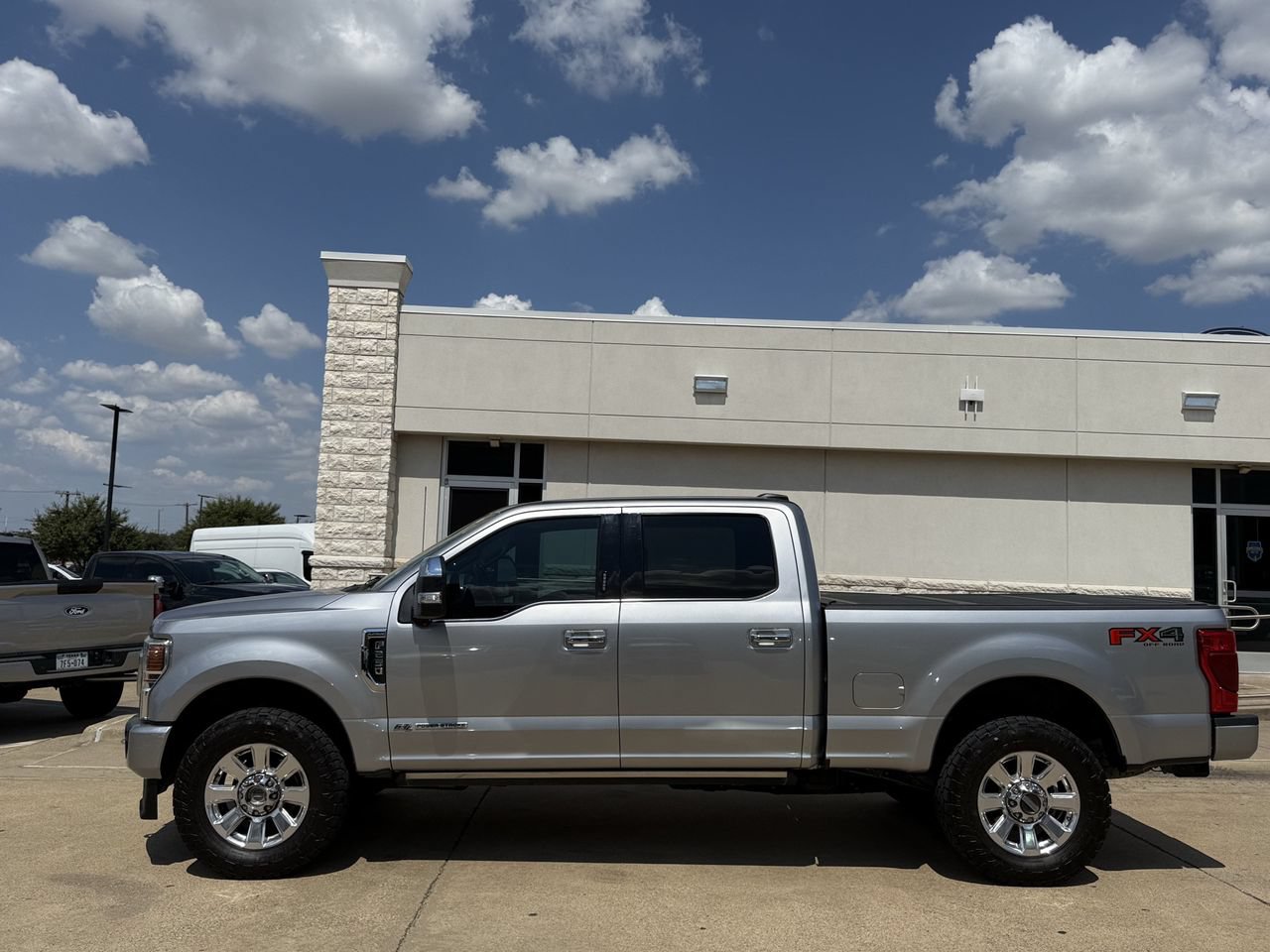 Certified 2022 Ford F250 Platinum w/ FX4 Off-Road Package AWD/4WD image 3
