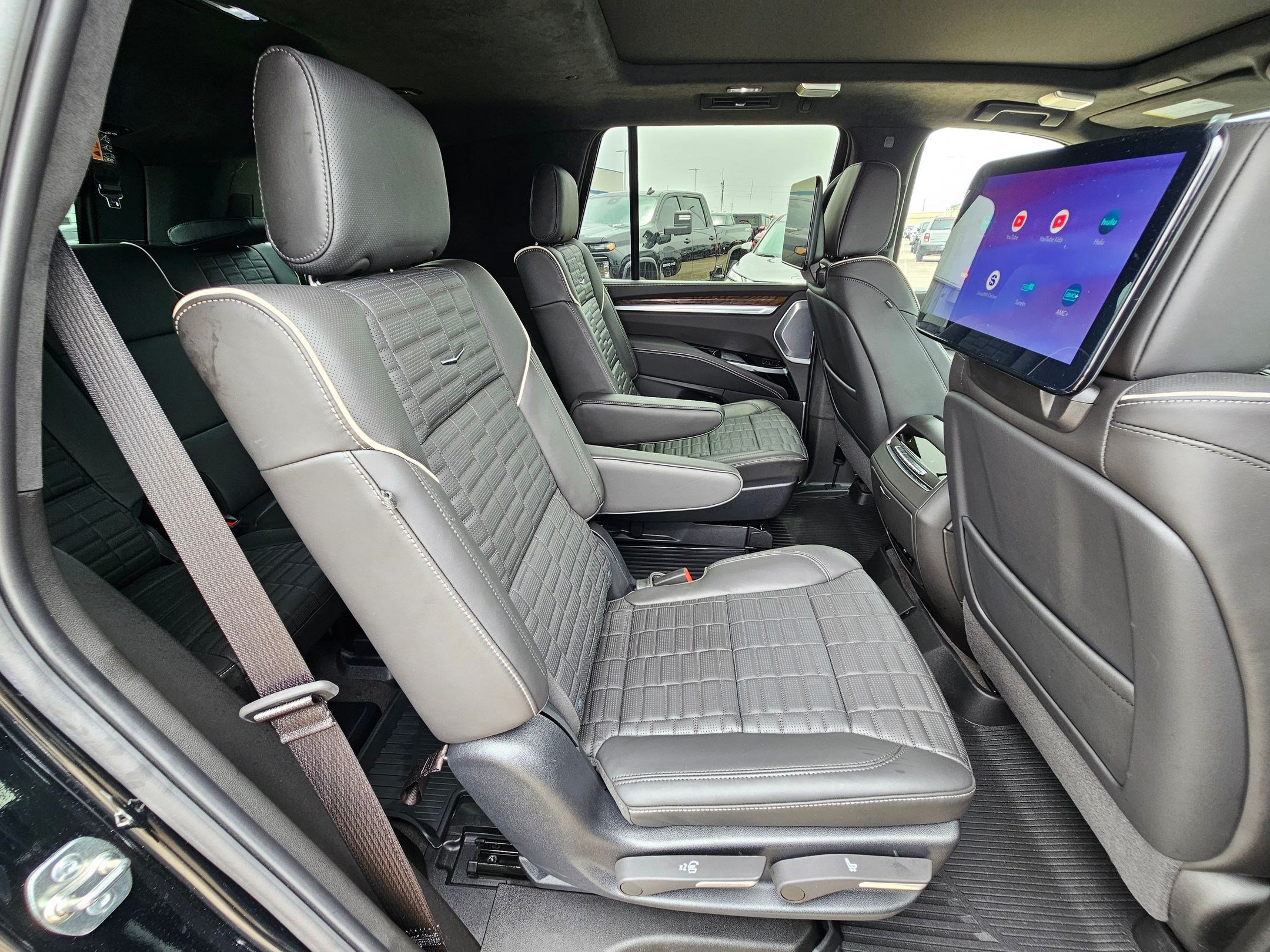 Used 2026 Cadillac Escalade Platinum Sport w/ LPO, ONYX Package AWD/4WD image 30