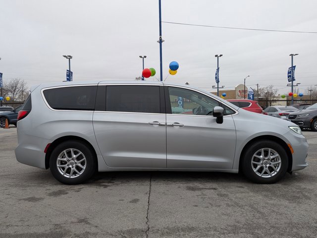 Used 2023 Chrysler Pacifica Touring-L FWD image 3