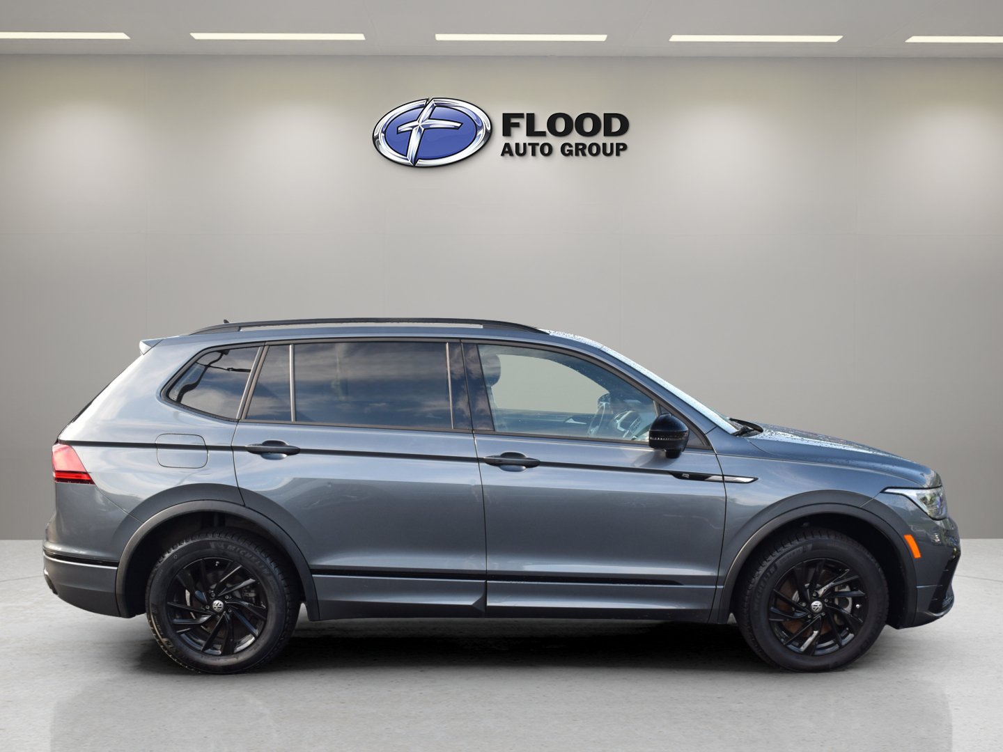 Used 2024 Volkswagen Tiguan SE R-Line AWD/4WD image 3