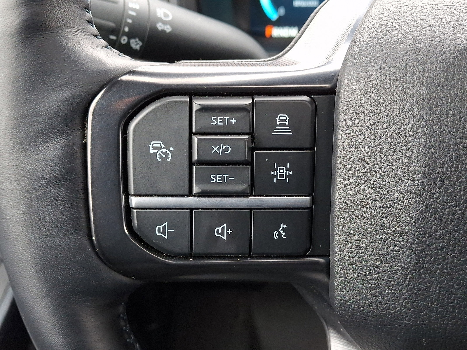 Certified 2025 Ford F450 Platinum w/ FX4 Off-Road Package image 28