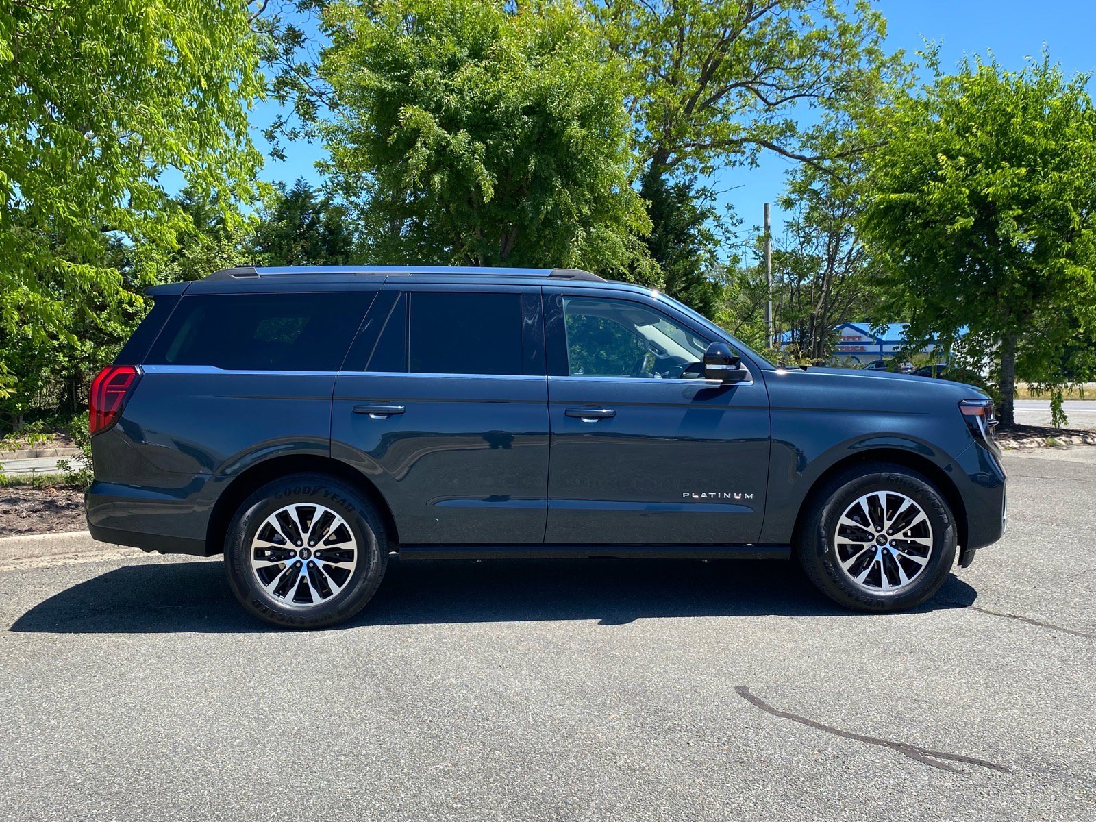 Certified 2025 Ford Expedition Platinum AWD/4WD image 3