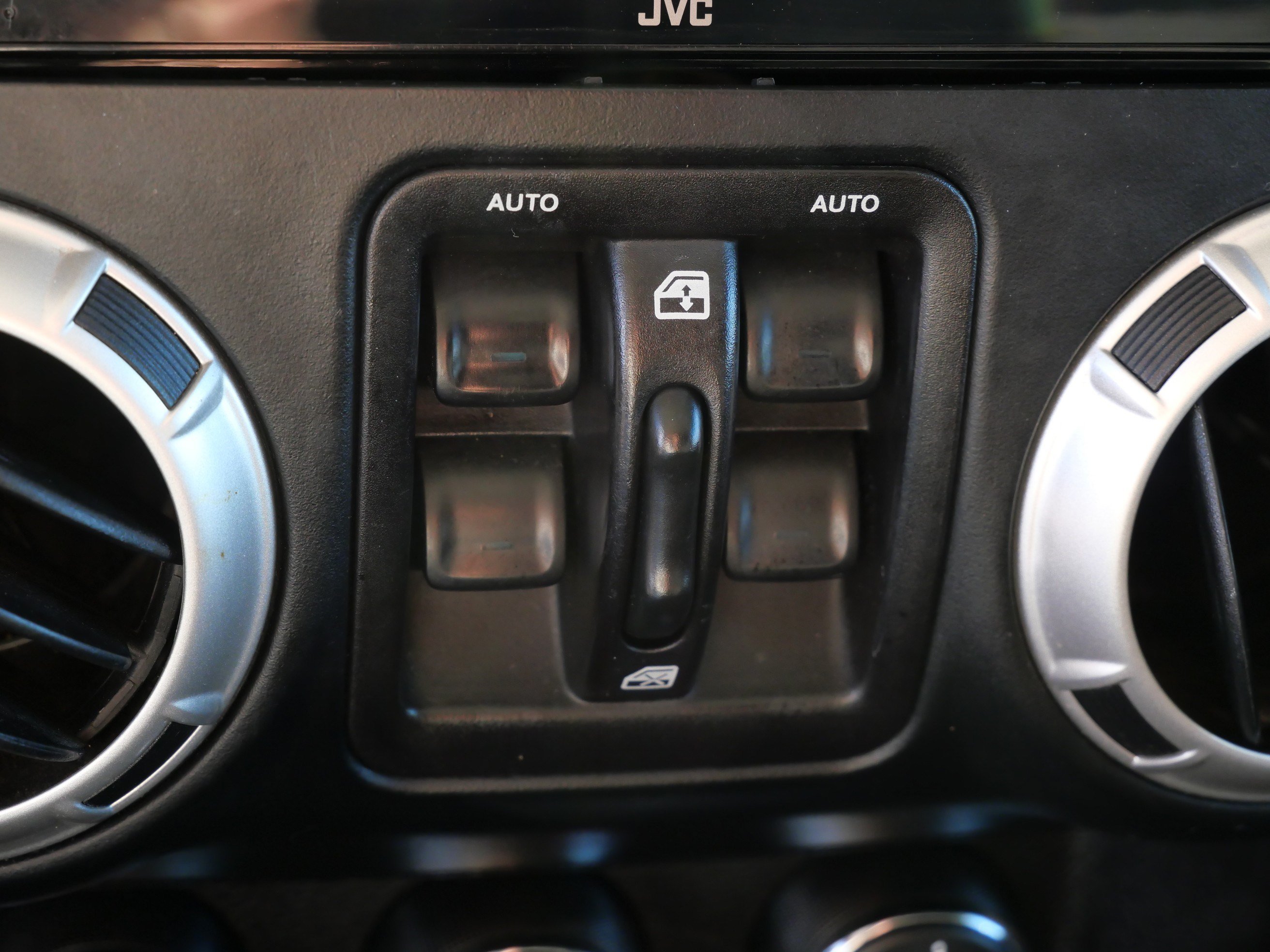 Used 2018 Jeep Wrangler Unlimited Sahara AWD/4WD image 31