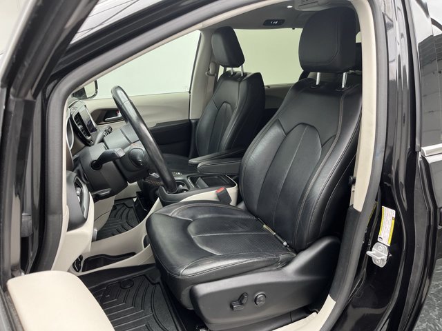Used 2019 Chrysler Pacifica Touring-L FWD image 10