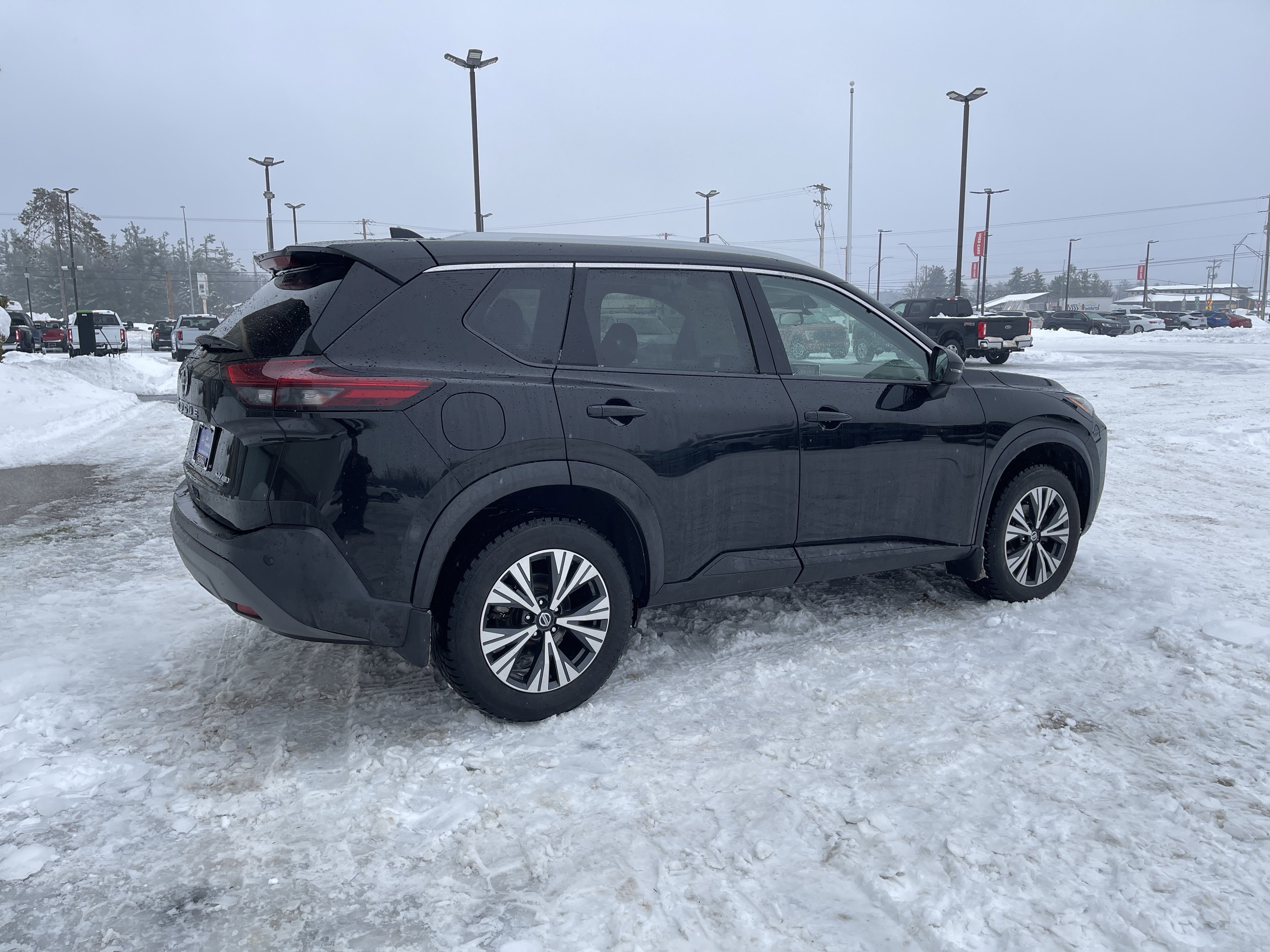 Used 2021 Nissan Rogue SV image 3