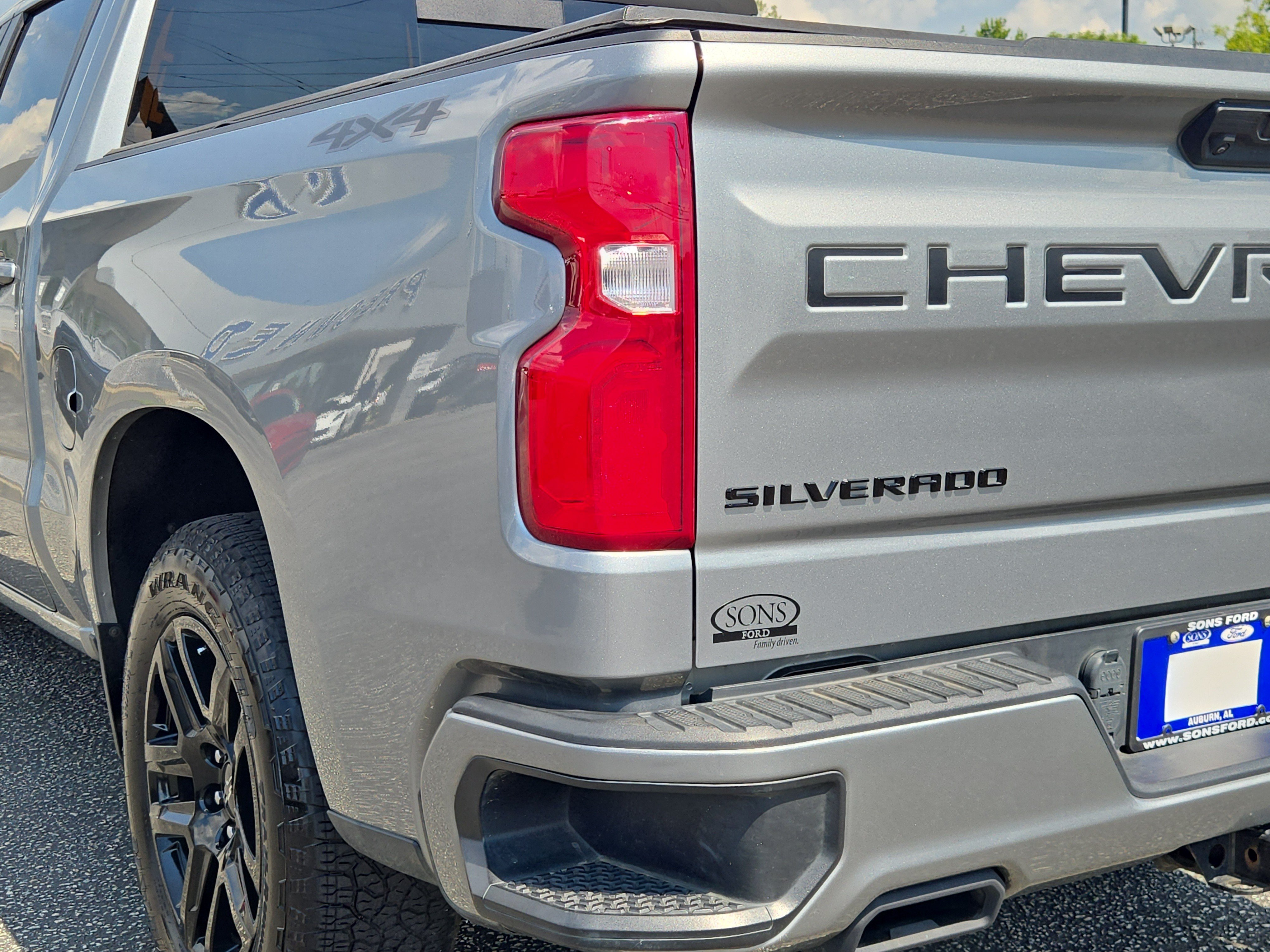 Used 2024 Chevrolet Silverado 1500 RST w/ Dark Appearance Package AWD/4WD image 10