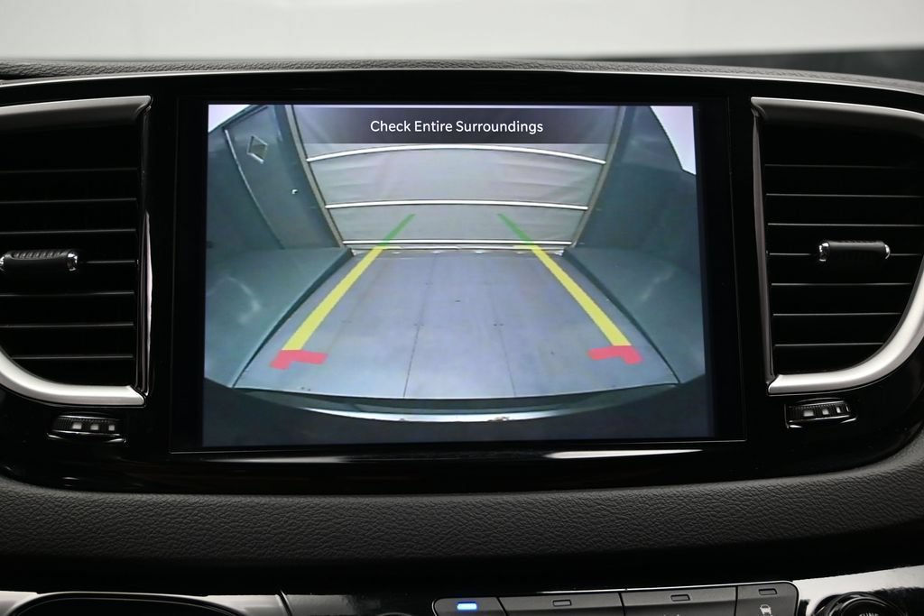 Used 2024 Chrysler Pacifica Touring-L FWD image 37