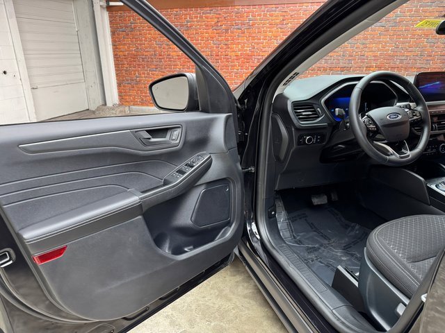 Certified 2025 Ford Escape Active w/ Cold Weather Package image 9