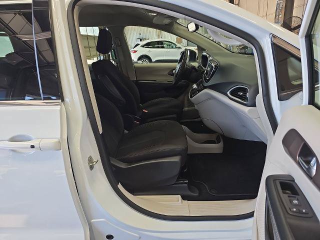 Used 2023 Chrysler Voyager LX FWD image 10
