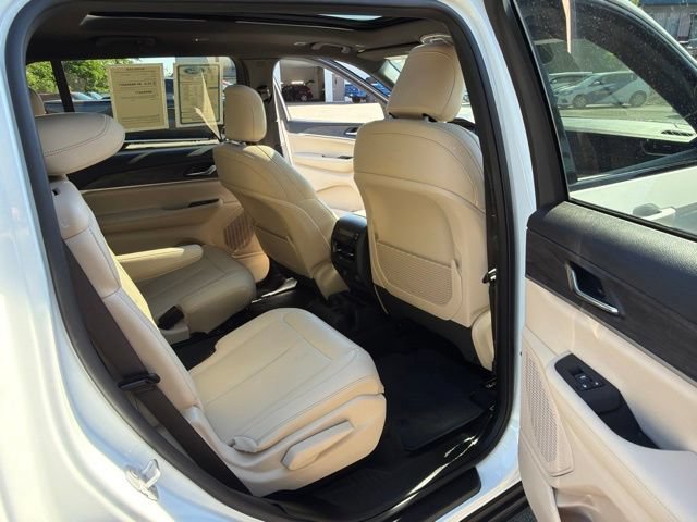 Used 2025 Jeep Grand Cherokee L Limited w/ Black Appearance Package AWD/4WD image 27