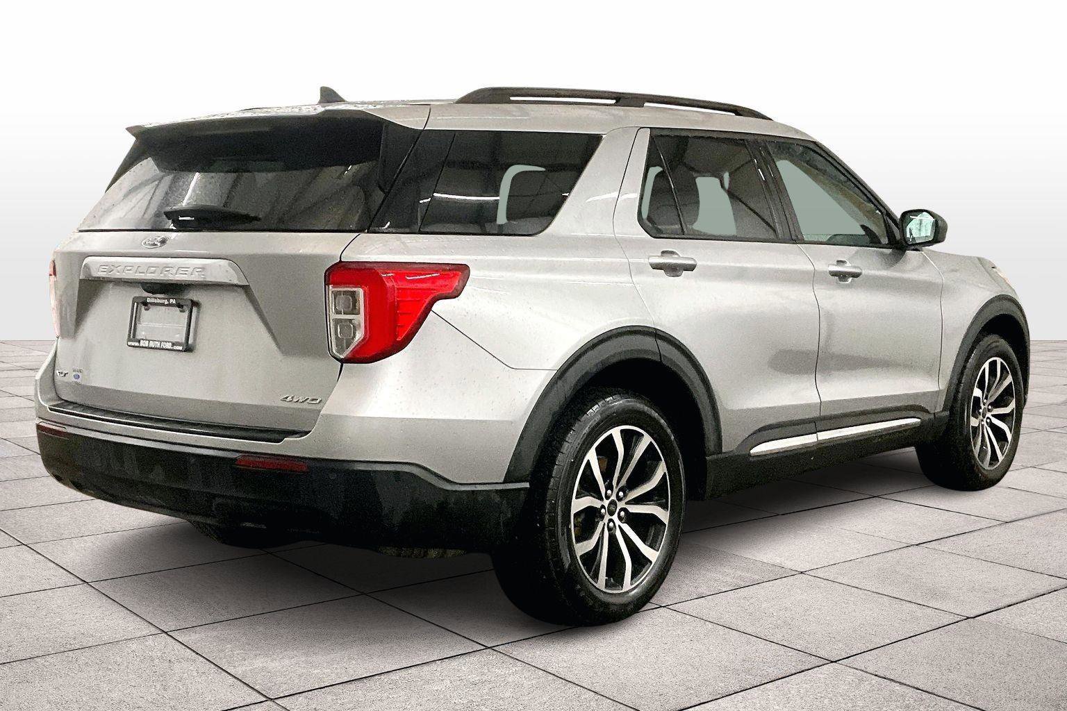 Certified 2021 Ford Explorer XLT image 3