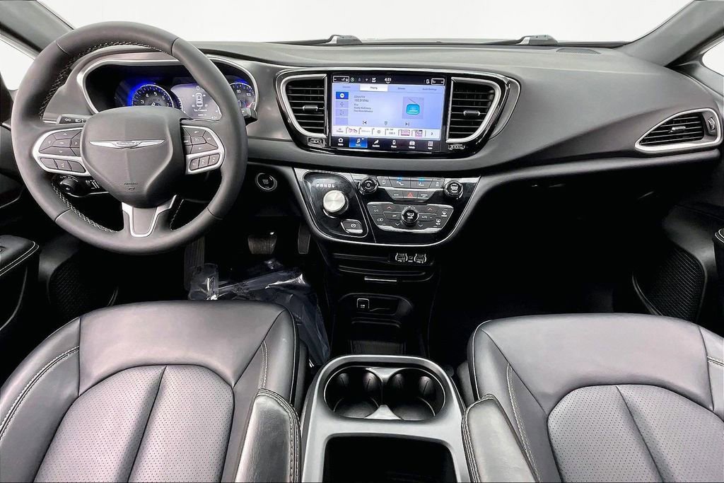 Used 2025 Chrysler Pacifica Select image 16