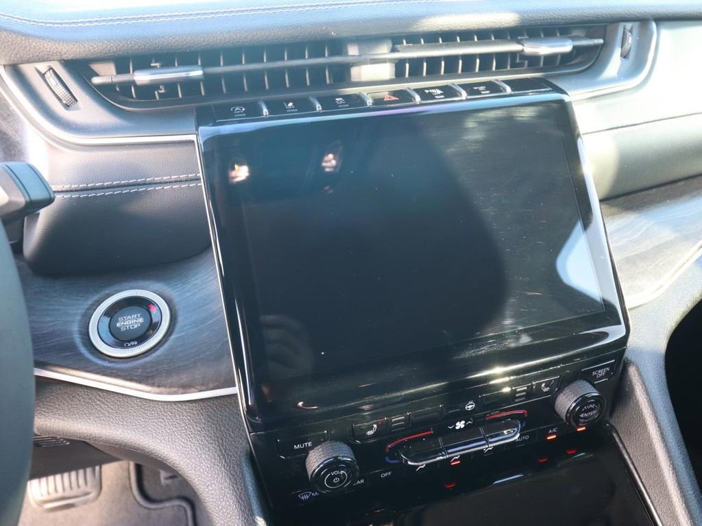 Used 2023 Jeep Grand Cherokee Limited w/ Black Appearance Package image 21